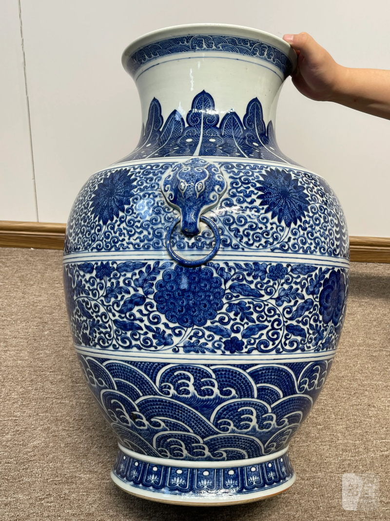 清晚期 仿乾隆青花缠枝莲纹大铺首尊 - 图3